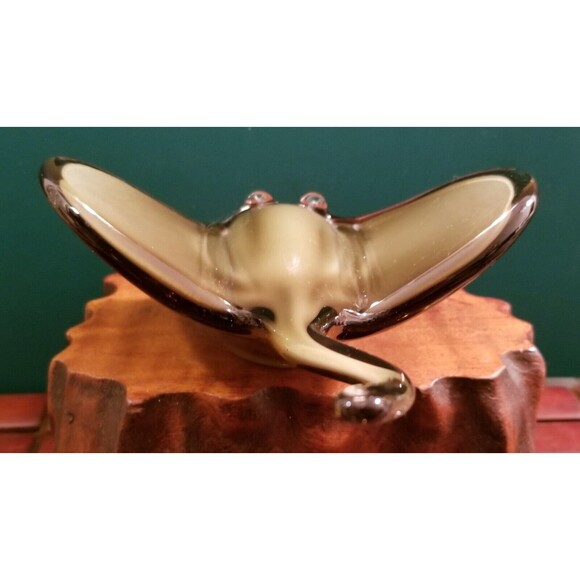Stingray Figurine Hand Blown Art Glass Decor Green & Black 7.5"x6.5"x3" - Picture 4 of 6
